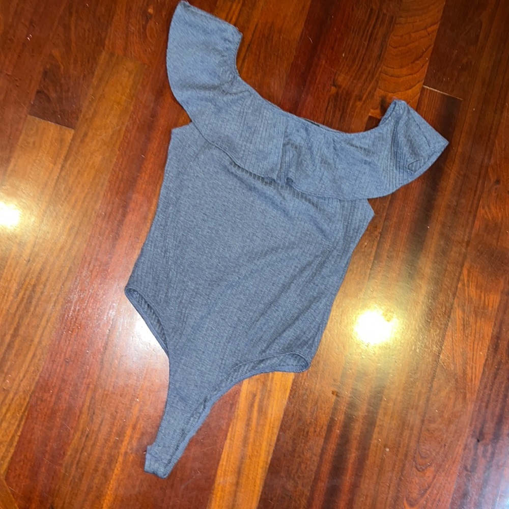 Kendall & Kylie ruffle sleeve body suit in size large